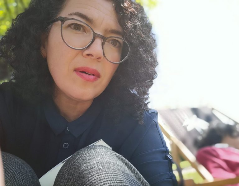 KI‑generiertes Bild einer Frau im Anzug im Business‑Look.